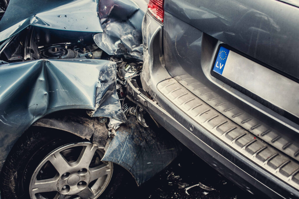 Imagem ilustrativa de acidentes de carro explicados pela Física: o impacto, a deformação dos veículos e a preservação da vida, tema frequente no ENEM e vestibulares