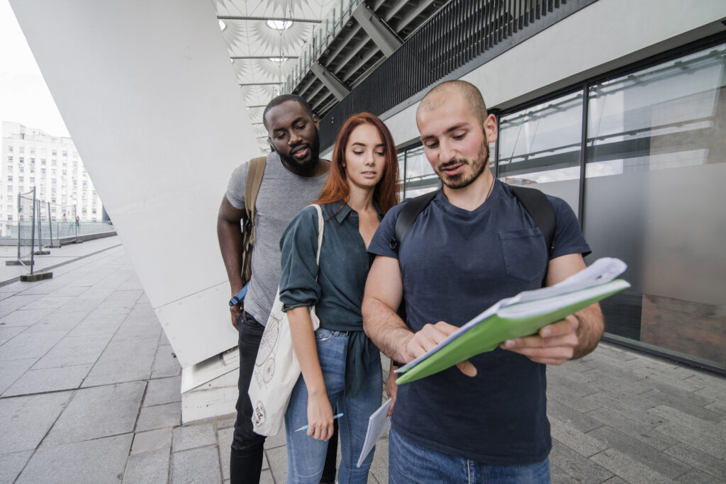 Estudantes analisando notas parciais do SISU 2026 e avaliando estratégias de aprovação em cursos concorridos.