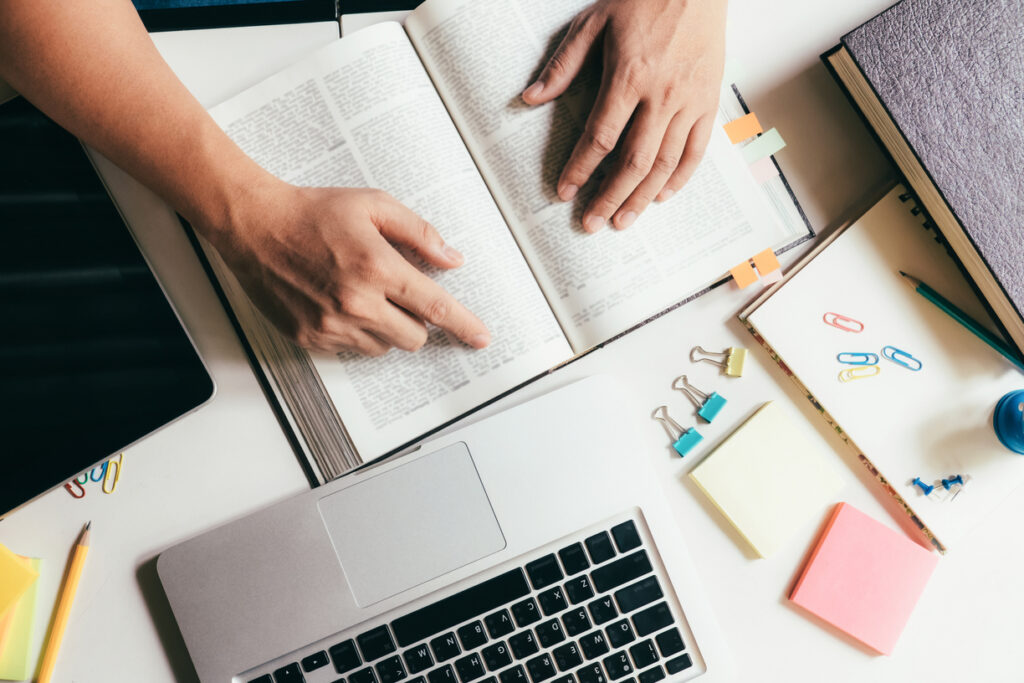 Estudante organizando os estudos para o Enem 2026 em um cenário de alta competitividade e maior exigência de preparação.