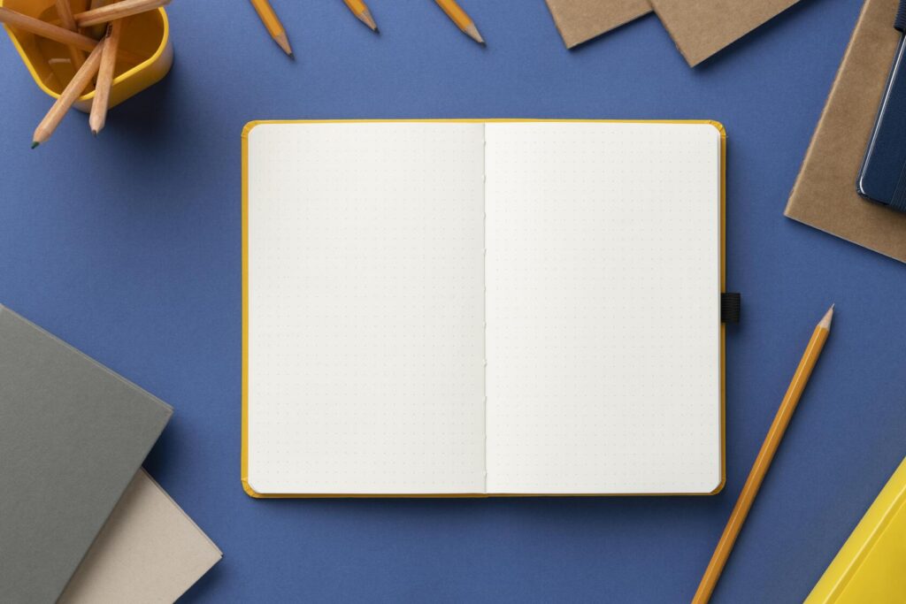 Mesa de estudante que analisa a estrutura de uma redação nota 1000 no Enem, com foco em competências avaliadas, clareza argumentativa e projeto de texto estratégico.