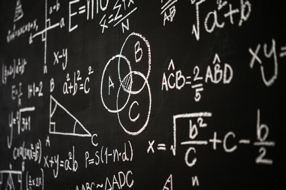 Quadro negro com fórmulas escritas simbolizando o conteúdo de matemática no ENEM