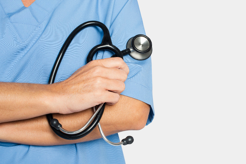 Profissional de saúde com jaleco azul segurando estetoscópio, representando a nota de corte para medicina no ENEM