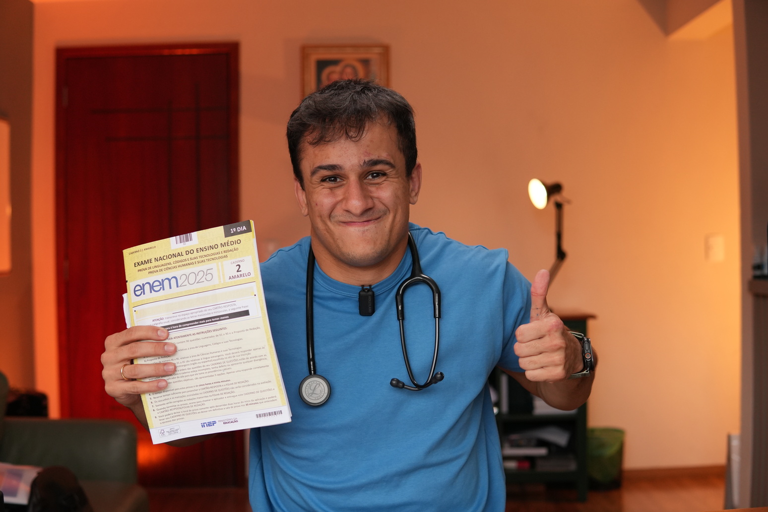 Pedro Assaad segura a prova do ENEM 2025 que compõe o banco de questões do ENEM Wiki