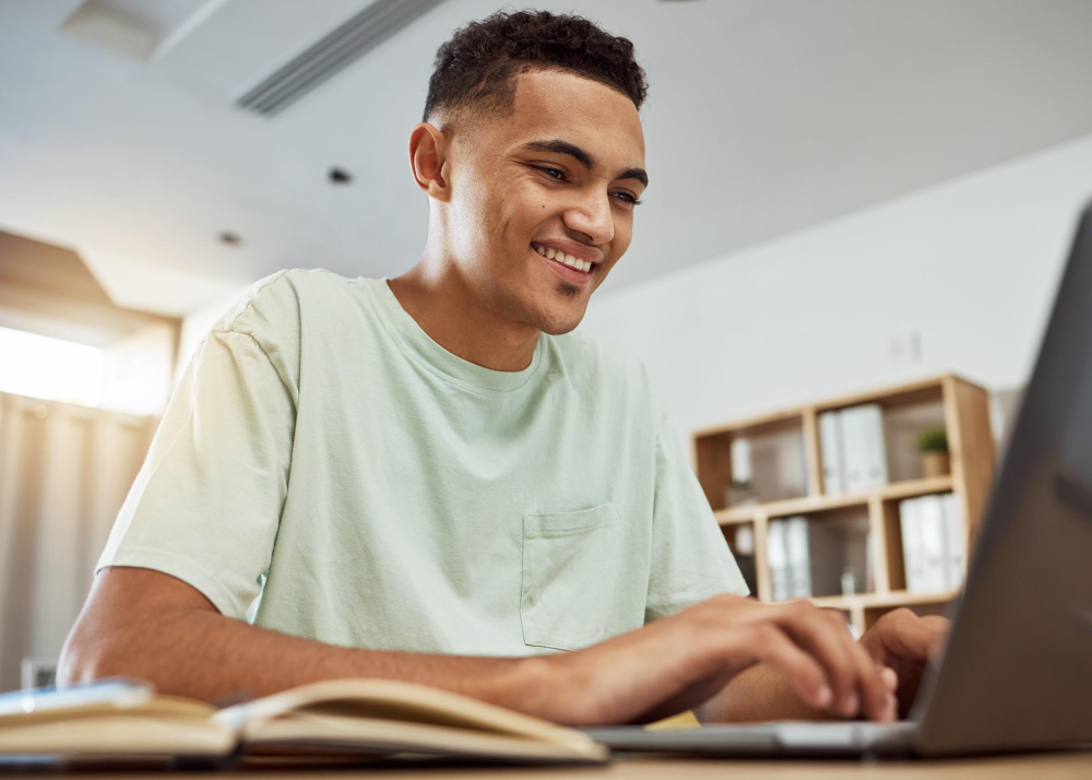 Estudante pesquisa no notebook as regras e a nota de corte do Prouni para Medicina