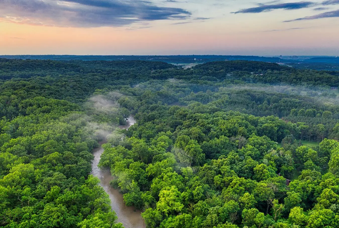 Vista aérea da Amazônia com rio e vegetação densa, tema de Ecologia sobre ciclo do oxigênio e clima global cobrado no ENEM