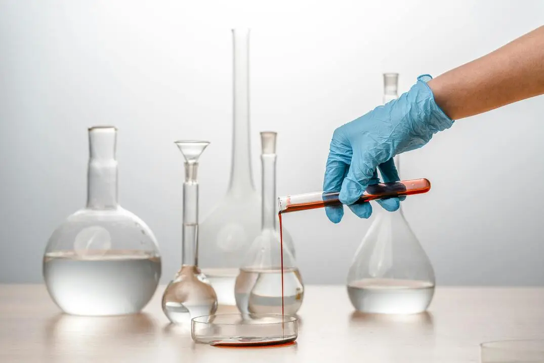 Vidraria de laboratório representando as Ciências da Natureza no ENEM: Química, Física e Biologia