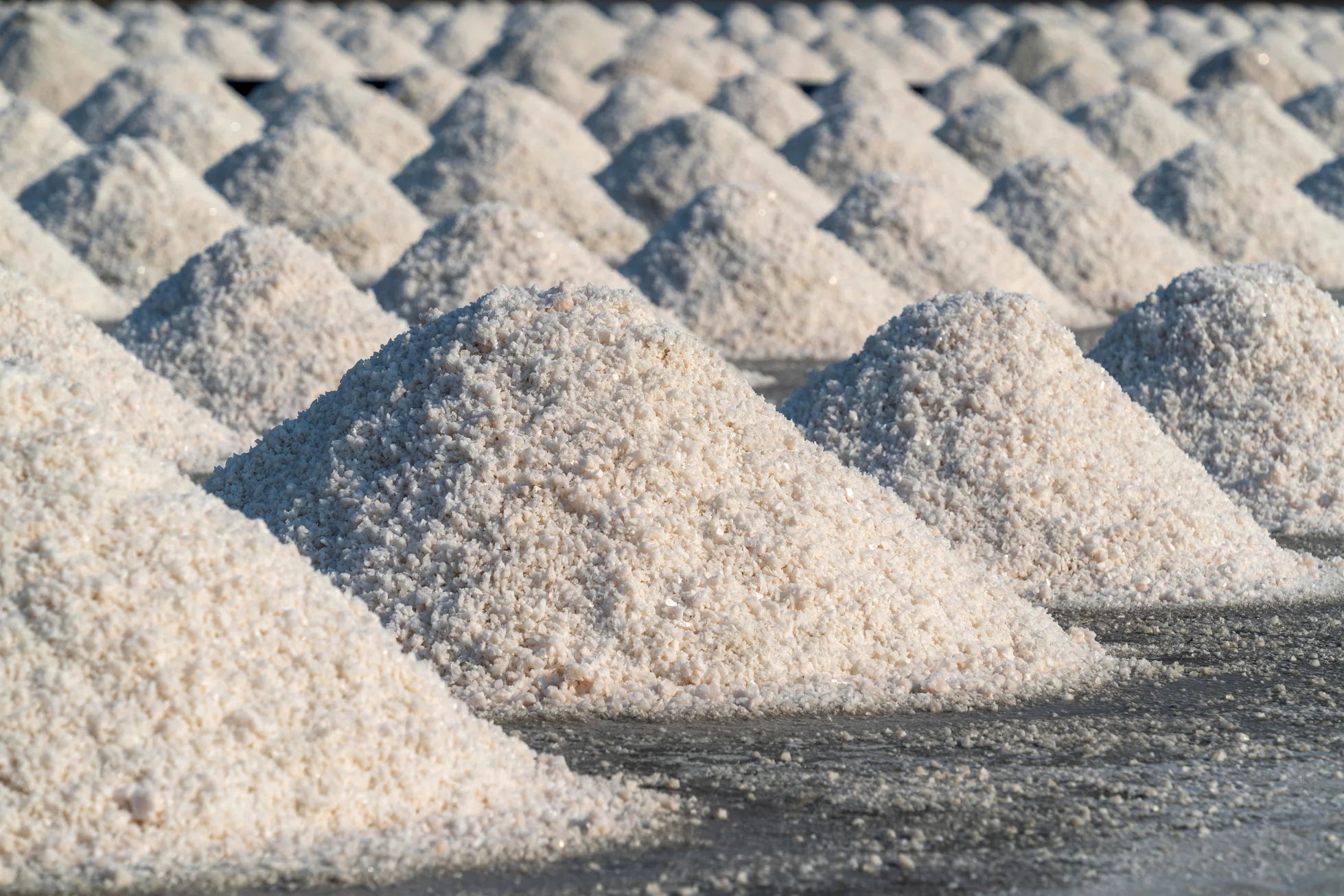 Montes de sal formados pela evaporação da água em salinas, ilustrando o princípio da destilação cobrado em Química no ENEM
