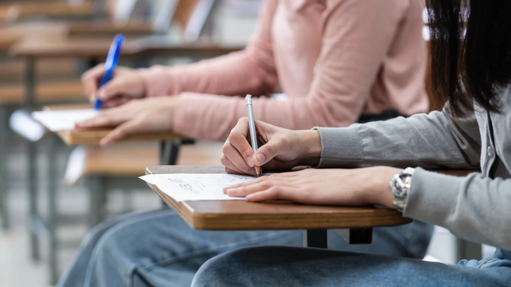 Estudantes realizando prova em sala de aula no contexto do vazamento no ENEM 2025