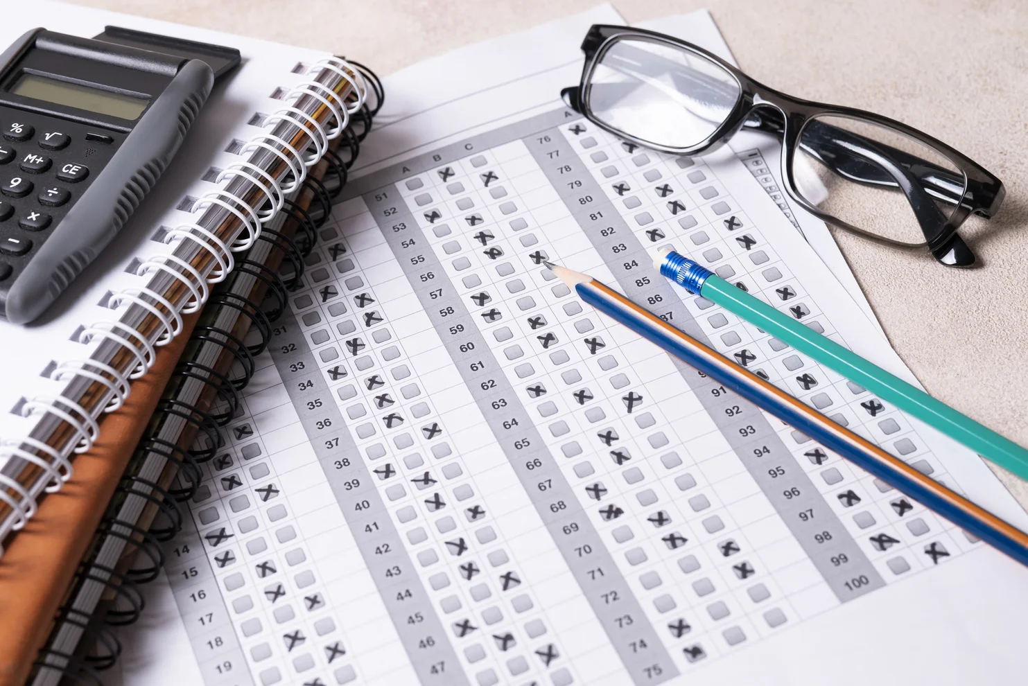 Estudante com expressão de dúvida diante do notebook analisando as notas máximas do ENEM e interpretando seu desempenho