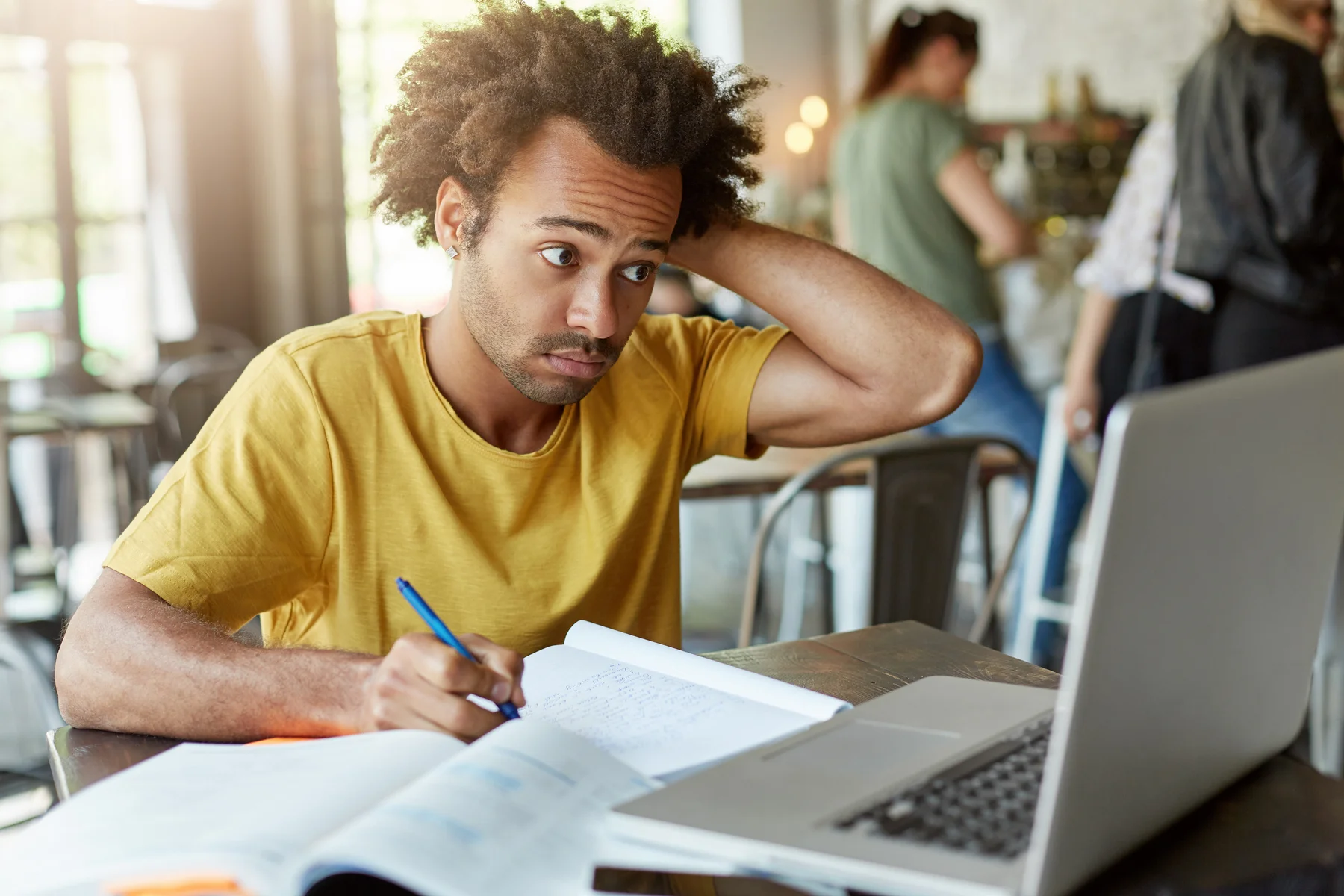Estudante analisando as notas máximas do ENEM e interpretando seu desempenho a partir da escala da prova e da TRI.