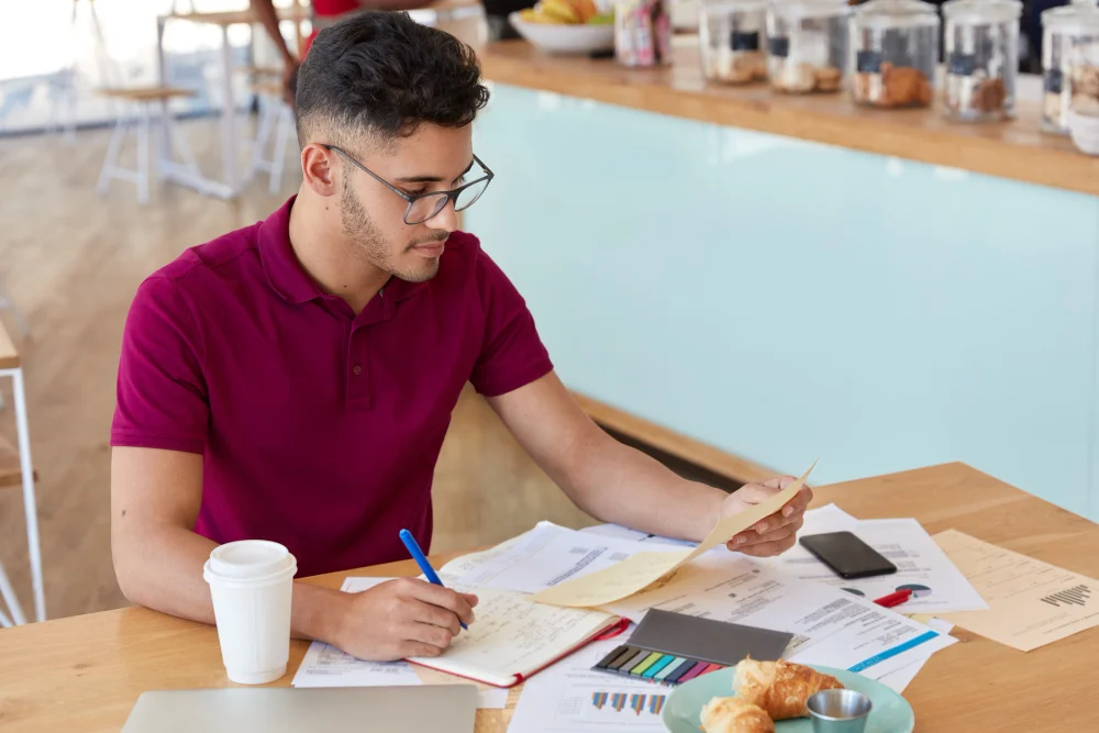 Estudante faz o diagnóstico dos seus conhecimentos para entender como estudar para o Enem do zero.