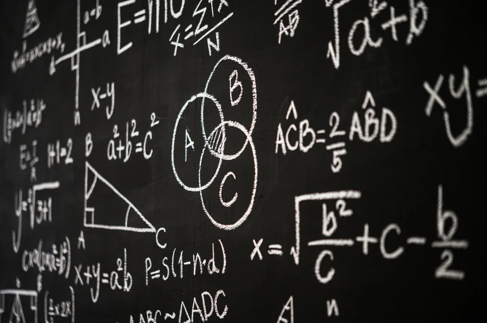 Quadro negro com fórmulas escritas simbolizando o conteúdo de matemática no ENEM