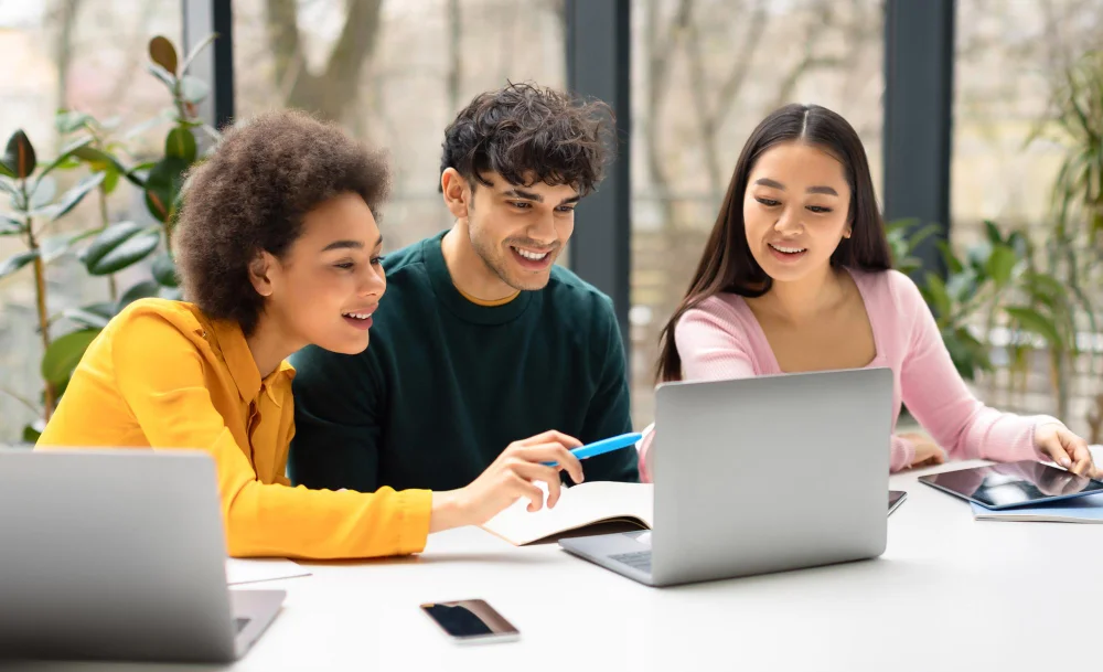Três estudantes analisam juntos o resultado de uma prova do ENEM, discutindo a TRI do ENEM e a interpretação das notas
